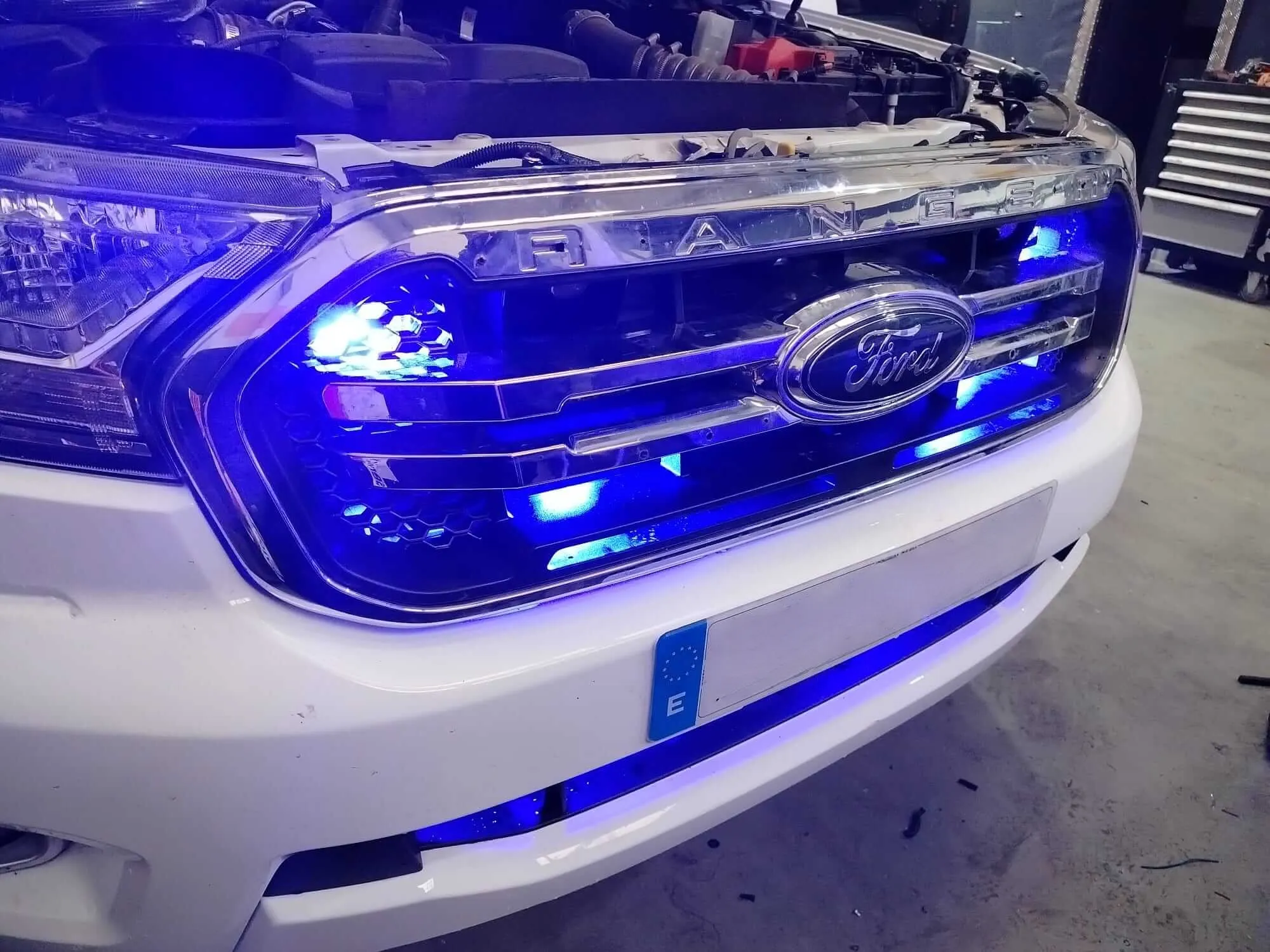 Instalación profesional de iluminación LED en vehículo comercial por Prevan Equipamientos