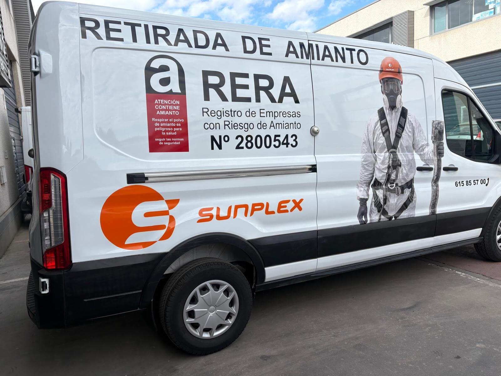 Furgoneta Sunplex rotulada con el logotipo de RERA para retirada de amianto