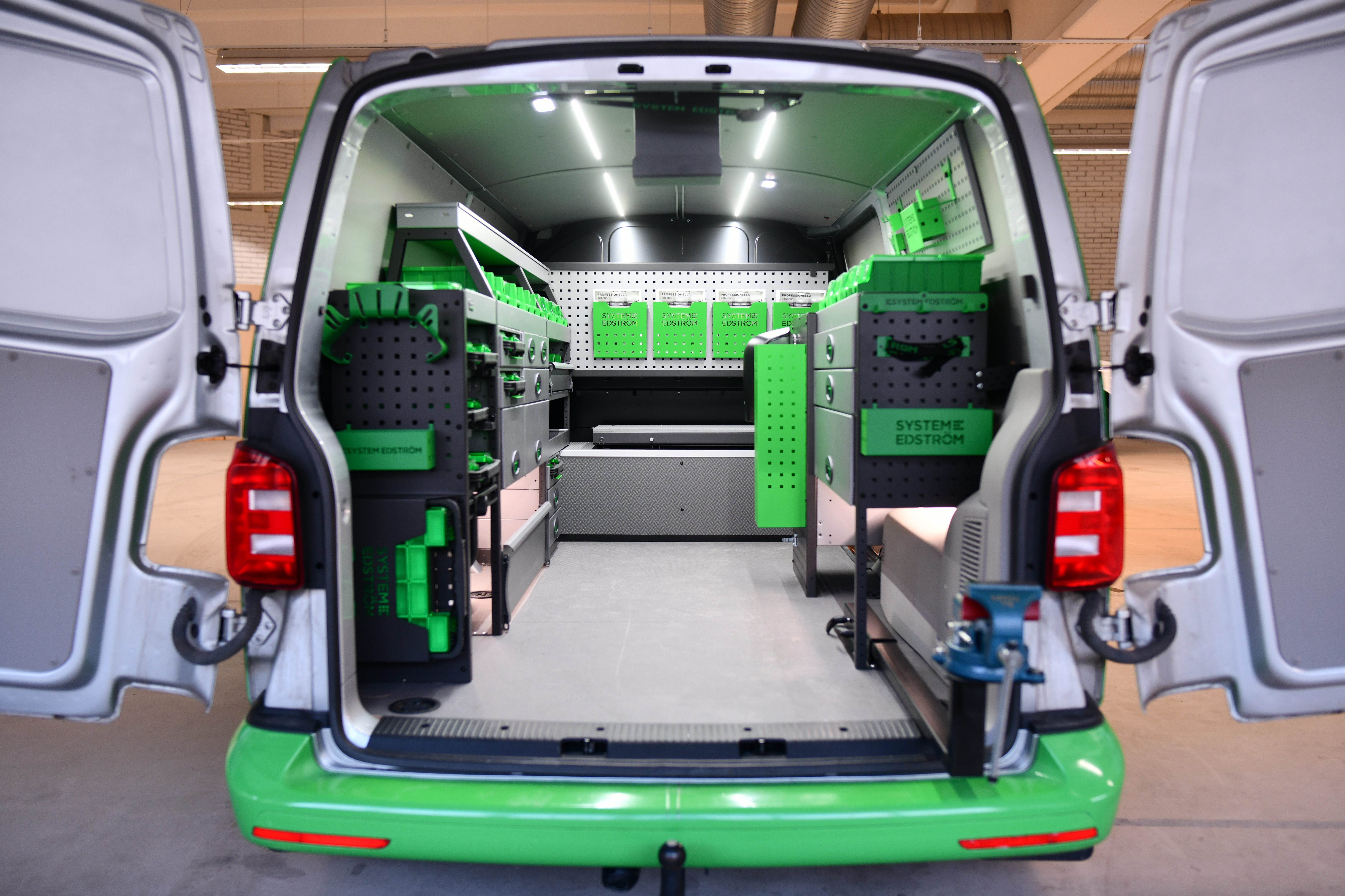 Taller móvil profesional en furgoneta Transporter equipada para trabajos técnicos